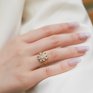 Bague vintage en argent 925 doré avec pierre de lune et motif tournesol sur soie blanche