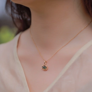 Elegante s925 Silberkette mit grünem Moosachat Anhänger auf weiblichem Modell
