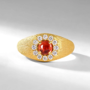 Anello vintage in oro con granato rosso e halo di zirconi in finitura spazzolata