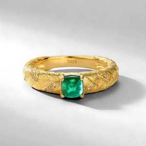 Bague vintage en argent S925 tressé avec émeraude et finition texturée plaquée or