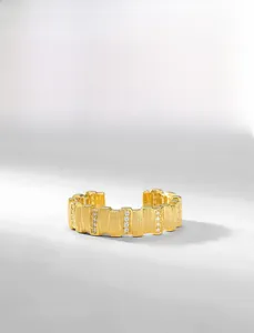 Détail de la bague en argent S925 doré avec texture brossée et pierres en zircon