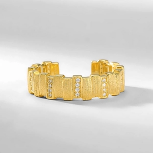 Bague luxueuse en argent S925 plaqué or brossé avec des zircons incrustés