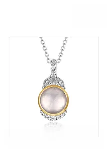 Détail du collier en argent S925 avec pendentif en pierre précieuse et bord doré