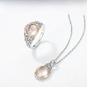 Détail de la bague en argent S925 avec cristal rose et gravure florale élégante