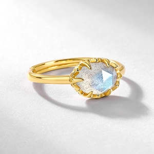 Minimalist S925 silver gold-plated ring with oval labradorite gemstone in a prong setting