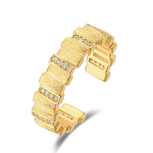 Bague ouverte en argent S925 doré brossé avec zircon serti et texture géométrique