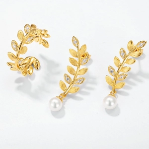 Italian style wheat-ear gold ring with brushed finish, small diamonds, and white pearls