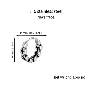 Détail macro d'une boucle d'oreille en acier 316 avec croix noire et diamètre 15mm