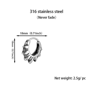 Détail d'une boucle d'oreille punk en acier 316L avec pointes et diamètre de 18 mm