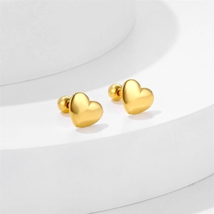 Detailansicht herzförmiger Goldstecker mit mattem Finish und sicherem Schraubverschluss