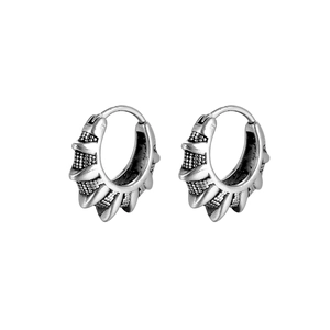 Boucles d'oreilles punk en acier titane avec pointes argentées et fini oxydé