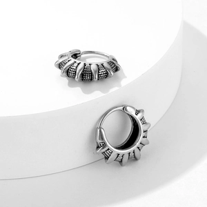 Boucles d'oreilles punk gothiques en acier titane avec pointes et fini argenté vintage sur socle