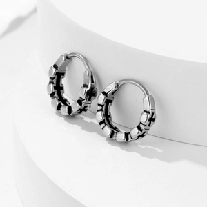 Boucles d'oreilles créoles en acier punk avec relief de motif croix argenté vieilli