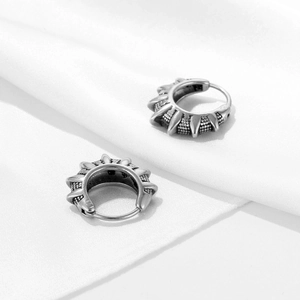 Créoles en argent sterling S925 style punk avec pointes radiales et texture vintage