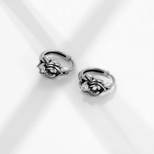 Boucles d'oreilles créoles rétro argentées avec gravure florale et pierre scintillante