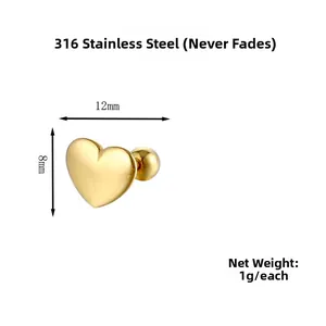 Detail eines Herz-Ohrsteckers aus 316 Edelstahl in Gold mit 12mm x 8mm Abmessungen