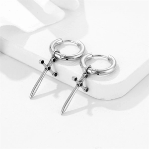 Boucles d'oreilles créoles punk argentées avec pendentifs épée sur socle blanc