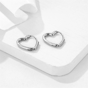 Boucles d'oreilles créoles coeur en acier inoxydable avec finition miroir argentée