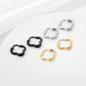 Trois paires de boucles d'oreilles trèfle en acier inoxydable en or, argent et noir