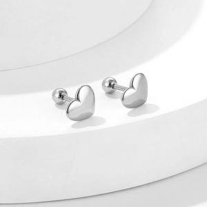 Minimalistische herzförmige Edelstahl-Ohrstecker mit sicherem Schraubverschluss