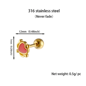 Détail du boucle d'oreille cœur en acier 316 doré avec incrustation émail rouge