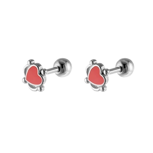 Détail macro de piercings d'oreille en acier inoxydable en forme de cœur et émail rouge
