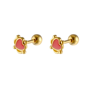 Gros plan de boucles d'oreilles cœur dorées avec émail rouge et bords en perles