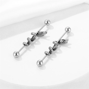 Paire de barres industrielles en acier inoxydable avec motif serpent détaillé en argent vieilli