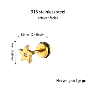 Détail d'un clou d'oreille étoile en acier inoxydable 316 doré avec un petit zircon