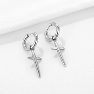 Boucles d'oreilles créoles en acier titane poli avec pendentif croix sur fond de soie