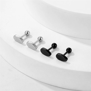 Boucles d'oreilles boules minimalistes en acier inoxydable argent et noir sur supports blancs