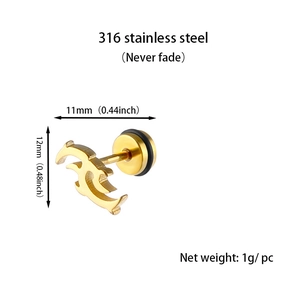 Détail macro du clou d'oreille flamme dorée en acier inoxydable 316L avec dimensions