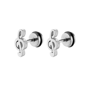 Vue macro de boucles d'oreilles clous en acier inoxydable poli en forme de clé de sol argentée