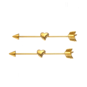 Vue macro des boucles d'oreilles piercing industriel flèche et cœur en acier doré