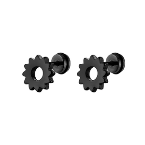 Vue macro des boucles d'oreilles en acier noir en forme d'engrenage au style punk épuré