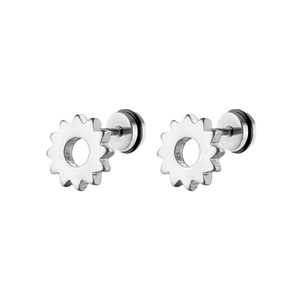Vue détaillée des boucles d'oreilles en acier argenté en forme d'engrenage à dos plat