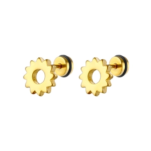 Détail de boucles d'oreilles dorées en forme d'engrenage avec texture brossée et fermoir à vis