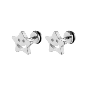Détail de boucles d'oreilles étoile argentées avec visage sourire et fermoirs à vis sûrs