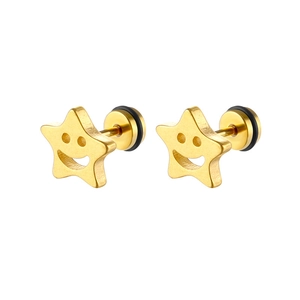 Détail de boucles d'oreilles étoiles dorées avec visage souriant et anneaux en caoutchouc