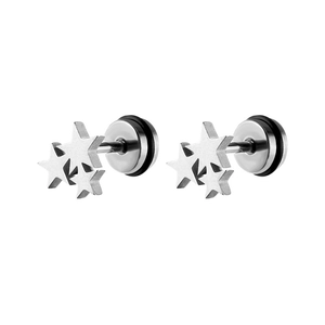 Nahaufnahme silberner Edelstahl-Ohrstecker mit drei Sternen und gebürsteter Metallstruktur