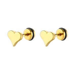 Vue détaillée des boucles d'oreilles cœur dorées avec fermoir disque et coussinet gomme