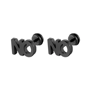 Gros plan sur les boucles d'oreilles NO en acier titane noir mat avec fermoir à vis