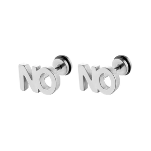 Gros plan détaillé des boucles d'oreilles en acier argenté avec lettres NO brossées
