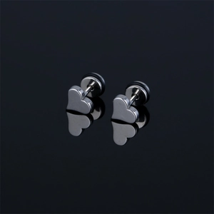 Boucles d'oreilles cœur en acier inoxydable poli pour hommes et femmes sur fond noir reflétant