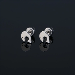 Boucles d'oreilles dauphin en acier titane poli avec émail blanc sur fond noir brillant