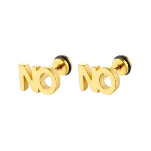 Détail de boucles d'oreilles dorées lettre NO style punk avec fermoirs de sécurité