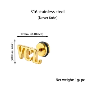 Vue macro d'un clou d'oreille lettre VCL doré en acier inoxydable 316 de 12x12mm