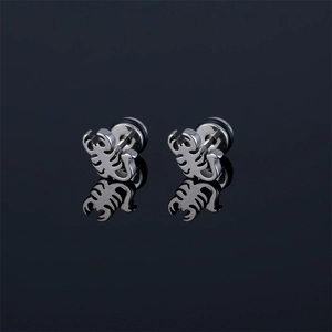 Clous d'oreilles scorpion en acier titane poli au design punk et gothique