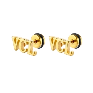 Détail des boucles d'oreilles VCL dorées avec texture brossée et fermoirs noirs sécurisés