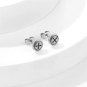 Runde Ohrstecker aus Edelstahl in Silber und Schwarz mit geprägtem Kreuzmotiv für Herren